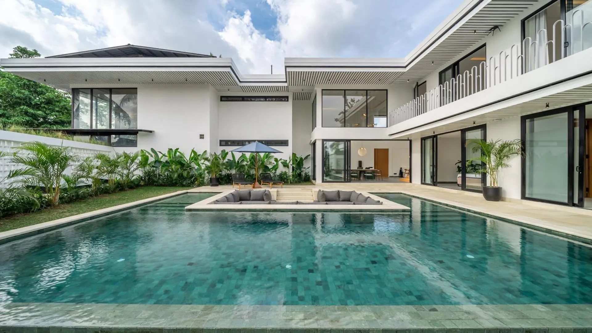 White Villa - Exclusive Modern Villa - Grand Living Space - Breathtaking Views Ubud   Ubud (Bali)