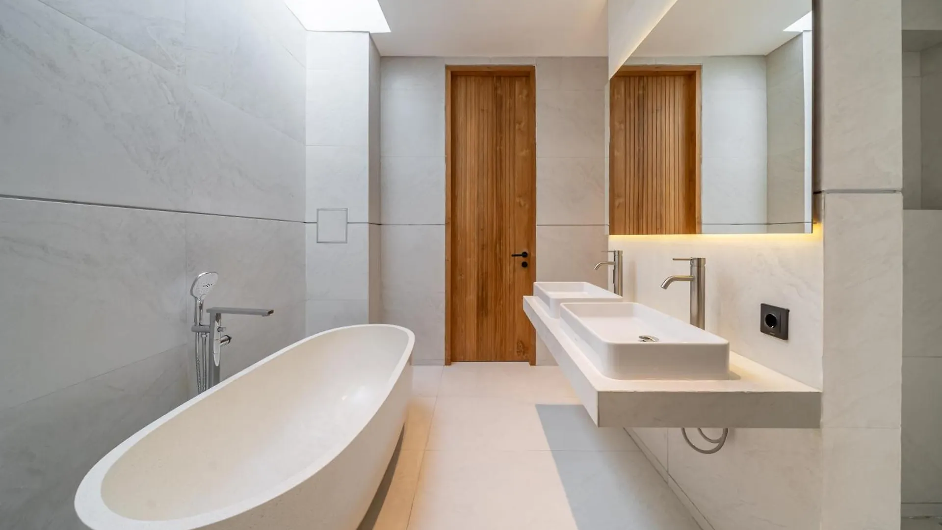 White Villa - Exclusive Modern Villa - Grand Living Space - Breathtaking Views Ubud